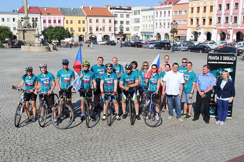 Dobrovolníci z občanského hnutí Řekni ne drogám - řekni ano životu, dorazili v úterý odpoledne také do Kroměříže, kde je přivítali zástupci tamní radnice.