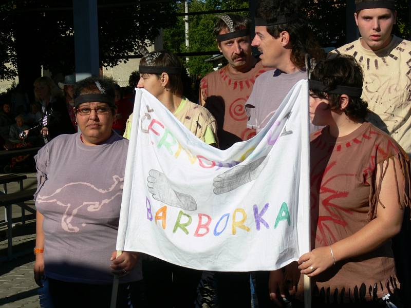 Sociální služby města Kroměříž ve spolupráci se Sociálními službami města Uherské Hradiště uspodářaly další ročník Her bez hranic pro své klienty. Devět týmů soutěžilo o věcné ceny na fotbalovém hřišti v Lutopecnách.