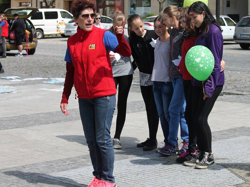 Děti ze základních a mateřských škol vypouštěly v úterý dopoledne na náměstí v Holešově balonky s přáním. Tymy Centrum tuto akci pořádá pravidelně každý rok.