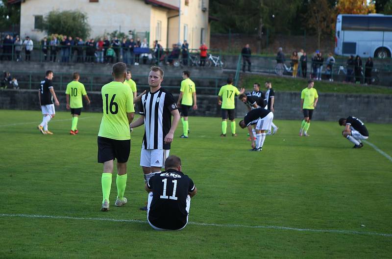 Fotbalisté Holešova (bílo-černé dresy) v derby nestačili na Skaštice 0:3.