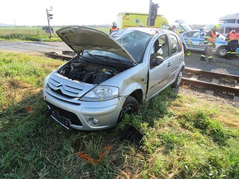 Další ze série nehod museli ve středu 8.6. řešit policisté a hasiči v kroměřížských místních částech Těšnovice a Kotojedy: muž za volantem citroenu skončil i s autem nedaleko kolejí, pak nadýchal přes tři promile.