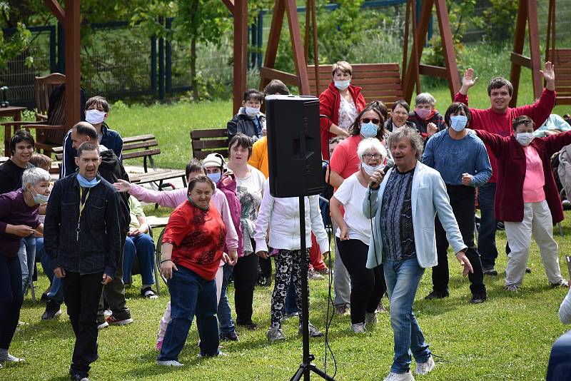 Koncert Standy Hložka v Domově pro osoby se zdravotním postižením Barborka v Kroměříži.