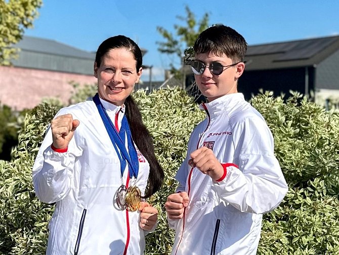 Karatistka Ivana Laštůvková získala na mistrovství Evropy titul a dvě stříbra, její syn Igor byl pátý.
