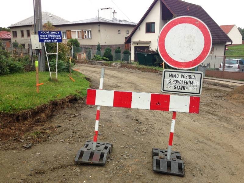 Kompletní rekostrukcí prochází vozovka na ulici K rybníku v Žeranovicích