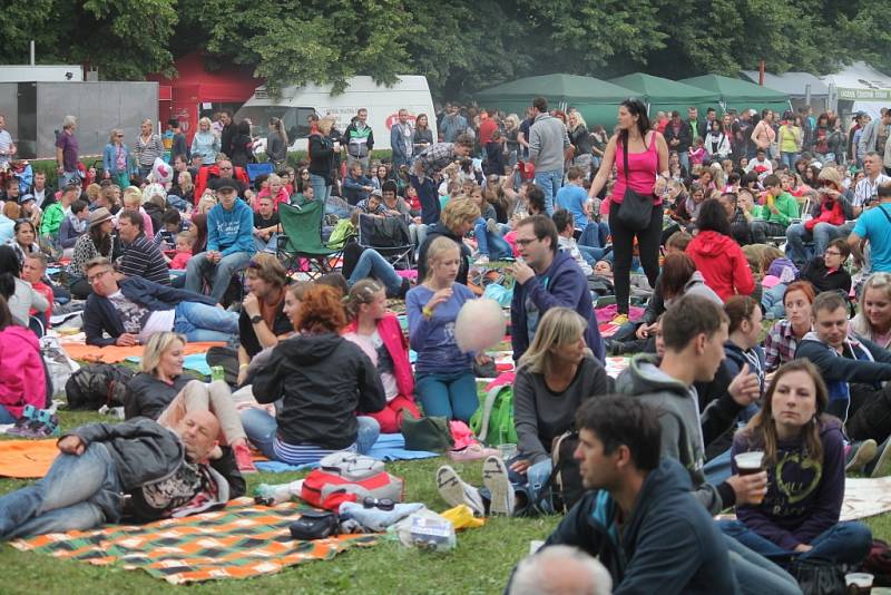 V areálu Holešovského zámku se o víkendu odehrál už čtvrtý ročník Holešovské regaty. Letos poprvé jakou dvoudenní festival. Kromě hudebních hvězd, nechyběla ani netradiční plavidla, přejezd vodní lávky na kole a spousta atrakcí pro děti.