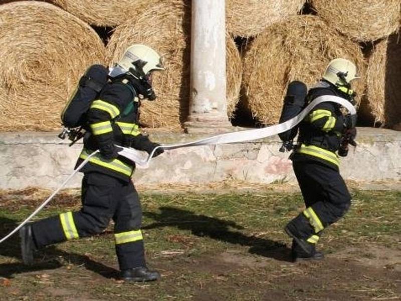 Nezvyklé cvičení si v úterý 22. září vyzkoušeli hasiči v Kroměříži: kromě evakuace tamní Střední školy hotelové totiž během něj došlo i na vyvádění koní ze stájí, zařízení totiž slouží i pro budoucí chovatele.