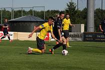 Fotbalisté Kroměříže (žluté dresy) dál zůstávají ve třetí lize stoprocentní. 