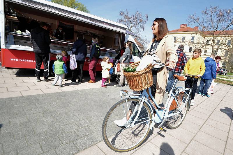 Farmářské trhy na Hanáckém náměstí v Kroměříži; sobota 24. dubna 2021