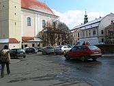 Nynější parkoviště na Riegrově náměstí v Kroměříži možná časem nahradí tržnice.
