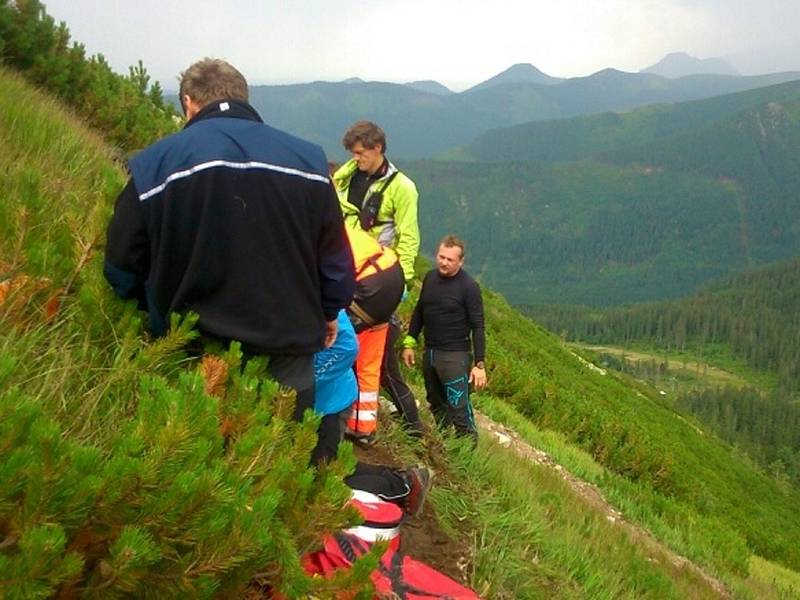 Přes velkou snahu záchranářů a pětačtyřicet minut trvající resuscitaci se muže nepodařilo zachránit a na místě svým zraněním podlehl.