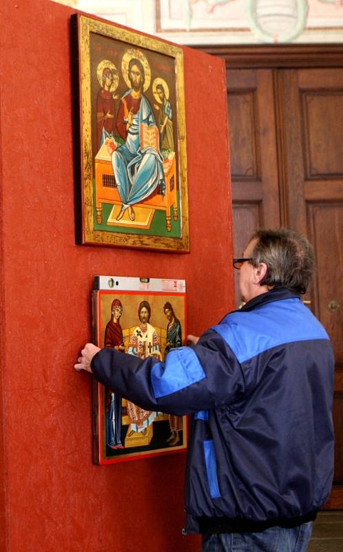 Instalace výstavy Bulharské ikony v Arcibiskupském zámku v Kroměříži.