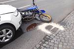 Střet vozidla taxi s motocyklem na ulici Hulínská v Kroměříži