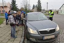 Děti ze základní školy v Chropyni se minulý pátek přidaly k tamním dopravním policistům. „Školáci společně s nimi zastavovali na náměstí Svobody auta a pod dohledem preventistky a zlínského koordinátora organizace BESIP kontrolovali, zda mají řidiči vše v