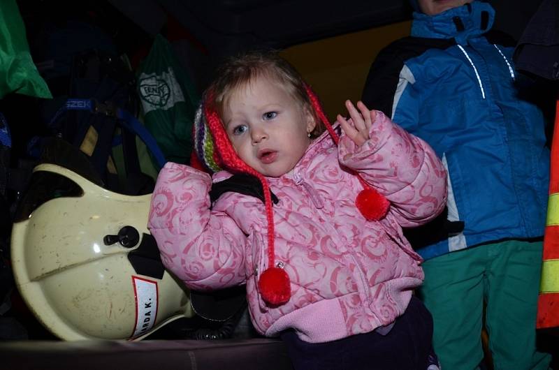 Na den otevřených dvěří Hasičské zbrojnice v Kroměříži se návštevníci mohli přijít podívat v pátek třináctého prosince. Děti dostaly omalovánky a bonbóny.