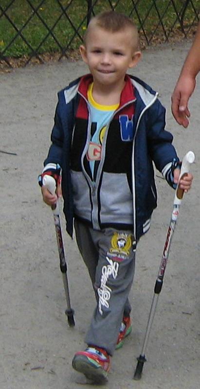 Samík (na snímku) je šestiletý chlapeček trpící nevyléčitelným onemocněním zvaným cystická fibróza. Výtěžek čtvrtečního nordic walking pochodu v Podzámecké zahradě v Kroměříži má pomoci získat prostředky na dechové pomůcky (inhalátor), náhradní díly na ně