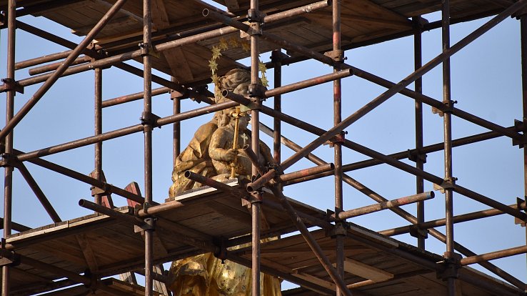 Nové zlacení sochy Panny Marie na Mariánském sloupu v Kroměříži