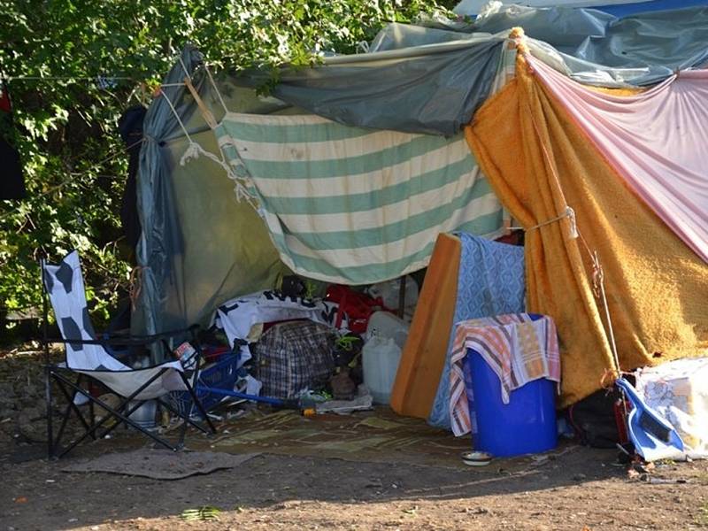 Skupina bezdomovců musela počátkem září za asistence tamních strážníků vyklidit prostory poblíž vlakového nádraží.