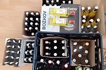 Pracovníci Celního úřadu pro Zlínský kraj zabavili v prodejně v Chropyni na Kroměřížsku 118 lahví nezdaněných lihovin; červen 2023