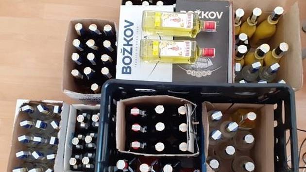 Pracovníci Celního úřadu pro Zlínský kraj zabavili v prodejně v Chropyni na Kroměřížsku 118 lahví nezdaněných lihovin; červen 2023