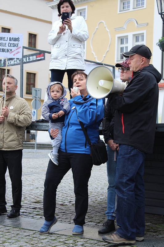 Demonstrace v Kroměříži. Lidé vyslovili svůj nesouhlas s premiérem Andrejem Babišem a jmenováním ministryně Marie Benešové.