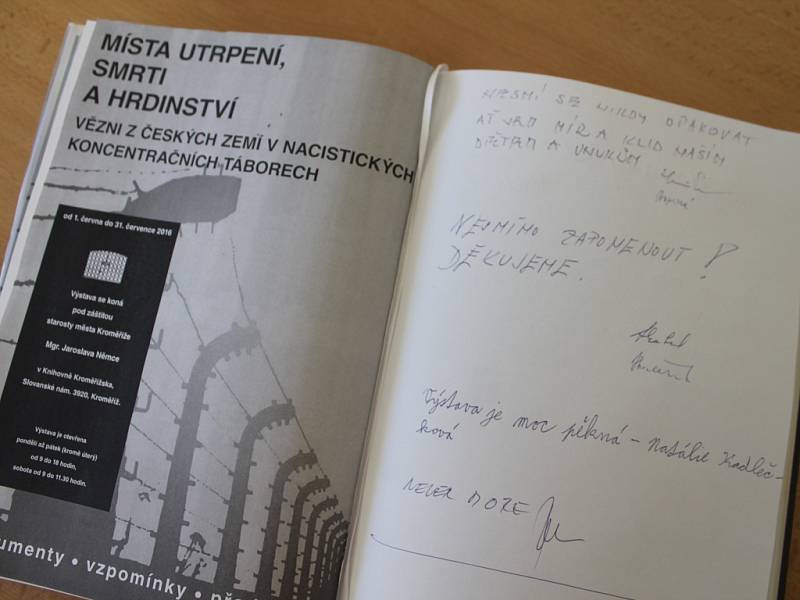 Knihovna Kroměřížska nabízí výstavu Místa utrpení, smrti a hrdinství, která ukazuje život českých vězňů v koncentračních táborech.