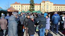 Tradiční kroměřížský masopustní jarmark se letos mimořádně vydařil. Přálo mu počasí a účast byla velká. Veselí odstartoval průvod masek s medvědem a kapelou. Nechyběla živá hudba, atrakce pro děti, ani stánky s regionálními pochoutkami, nápoji a řemeslnou