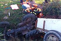 Traktor se v Loukově na Kroměřížsku zaklínil v potoku. Zraněný řidič uvízl pod sedačkou.