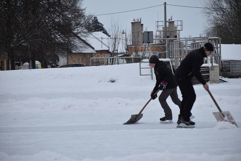 Bruslení na přírodním kluzišti v Popovicích