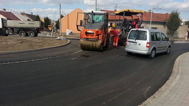 Už od soboty 1.10. budou řidiči jezdit po kruhovém objezdu v Holešově bez omezení, ovšem pokračovat budou v opravě chodníků a dalších.