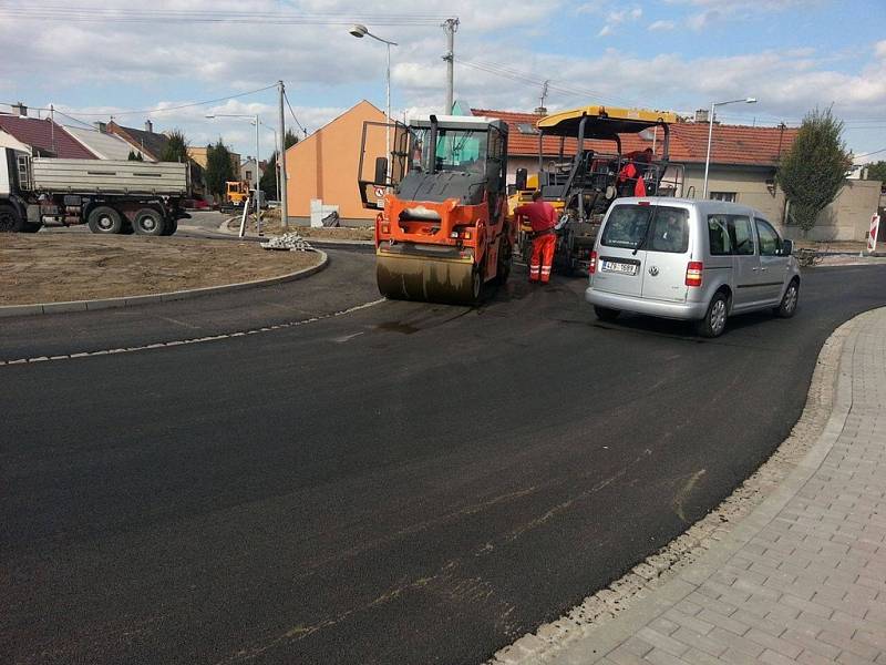 Už od soboty 1.10. budou řidiči jezdit po kruhovém objezdu v Holešově bez omezení, ovšem pokračovat budou v opravě chodníků a dalších.