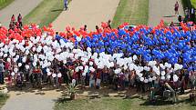 Děti  překonaly rekord ve vytvoření české vlajky pomocí nafukovacích balonků v zámecké zahradě v Holešově.