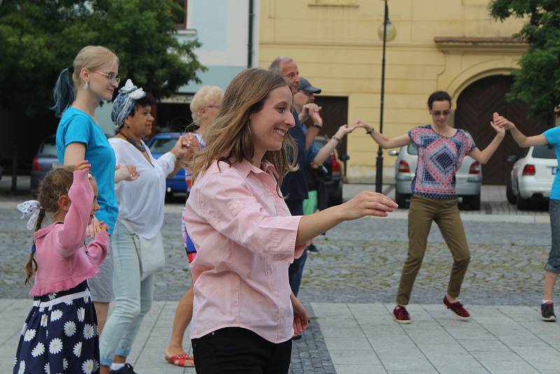 Lidé se na holešovském Festivalu židovské kultury učili židovské tance.