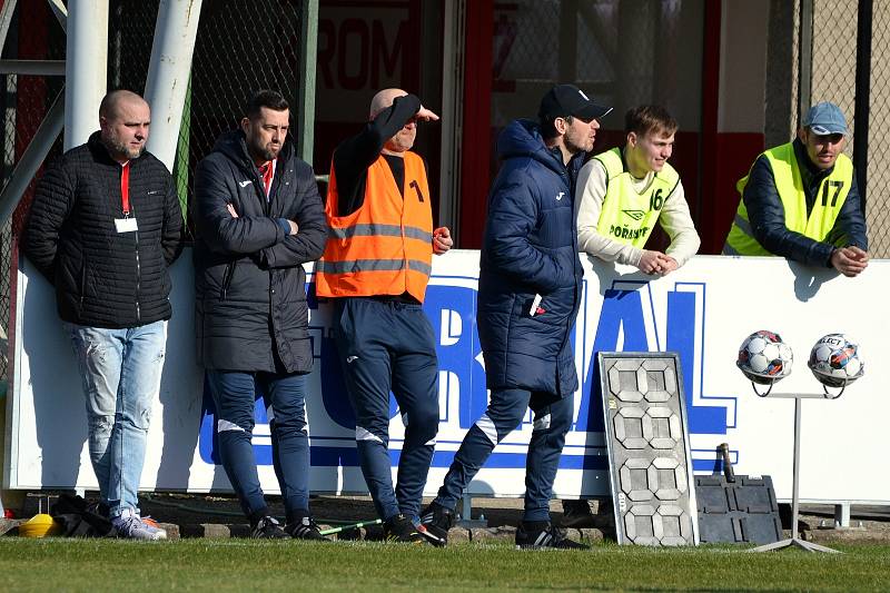 Fotbalisté Kroměříže (bíločervené dresy) ve 20. kole MSFL zdolali Frýdlant nad Ostravicí 3:2 a upevnili si vedoucí pozici.