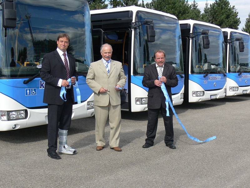 Společnost Krodos zakoupila deset nových nízkopodlažních autobusů. Od středy budou plně uvedeny do provozu. Nové autobusy jsou ekologicky šetrné k životnímu prostředí a součástí výbavy je také bezbariérová plošina pro nástup vozíčkářů.