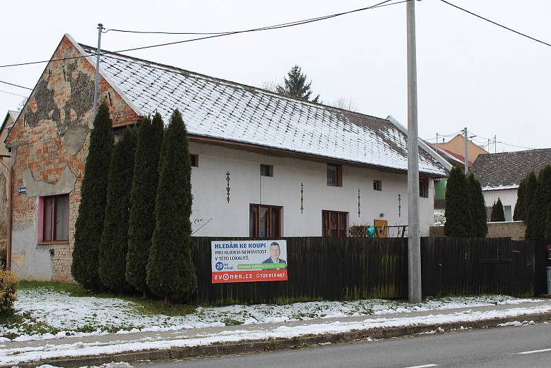 K páteční vraždě v Prusinovicích došlo v tomto době č. 106 na ulici Hlavní. Právě vlastnictví tohoto domu mělo být  důvodem sporu mezi oběma partnery. 7.12.2021