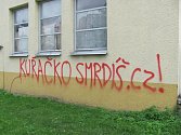 Červenou barvou nasprejované nápisy ničí okolí před základními školami v Kroměříži. Vandalové řádili například u školy Oskol, Zachar, Slovan, Zámoraví nebo třeba Komenského.
