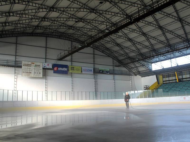 Zimní stadion v Kroměříži se po třiceti letech dočkal opravy kopilitové stěny. Staré panely nahradilo plechové krytí.