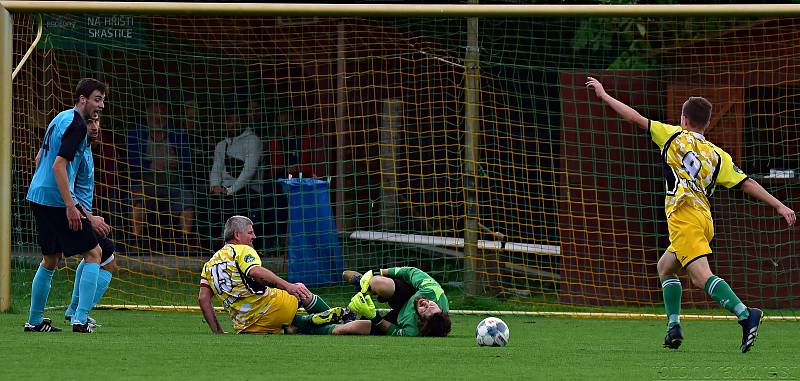 Rezerva fotbalistů Skaštic v 7. kole okresního přeboru porazila doma Břest (ve žlutém) 3:0.