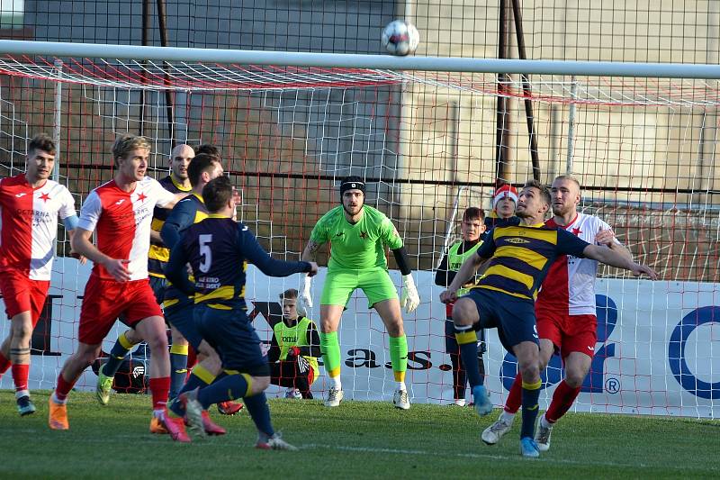 Fotbalisté Kroměříže (bíločervené dresy) ve 20. kole MSFL zdolali Frýdlant nad Ostravicí 3:2 a upevnili si vedoucí pozici.