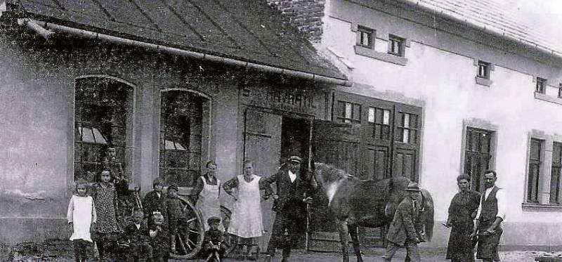 SKAŠTICE. 30. léta. Když ještě auta nejezdila, byl v obci potřeba kovář. Ve Skašticích se tomuto řemeslu věnovali v kovárně Silvestra Navrátila.