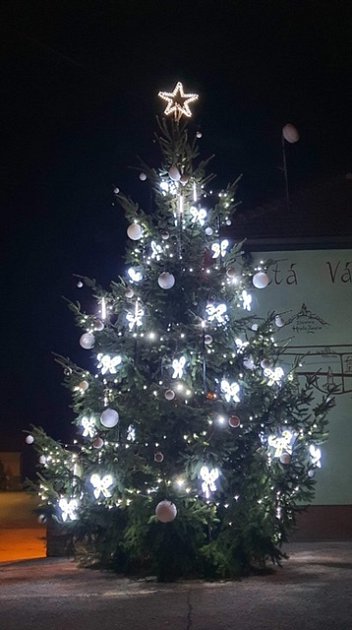 Vánoční strom 2020 v obci Komňa