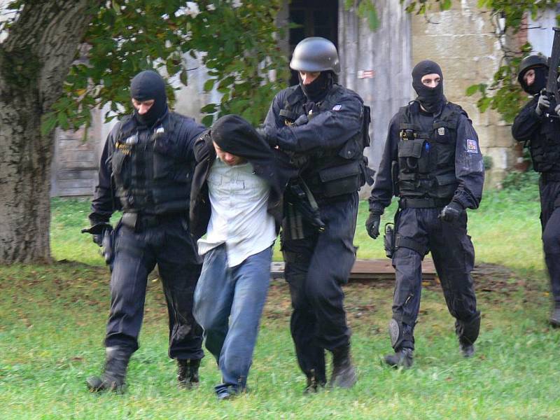 Policisté provedli ve středu 21. září 2011 ráno domovní prohlídku v objektu bývalého lihovaru v Zástřizlech. Objevili tři podezřelé a také samotnou varnu, ve které se právě připravoval pervitin.