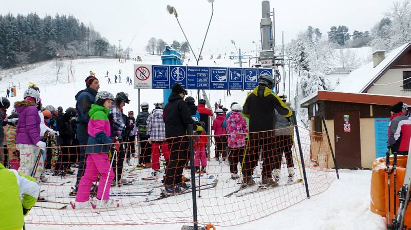Ochlazení na přelomu roku pomohlo ski areálům v regionu, například na Stupavě se tak první víkend roku 2016 už lyžovalo.