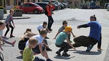 Děti ze základních a mateřských škol vypouštěly v úterý dopoledne na náměstí v Holešově balonky s přáním. Tymy Centrum tuto akci pořádá pravidelně každý rok.