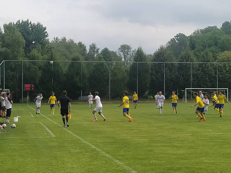 Fotbalisté Holešova (v bílých dresech) porazili zlínské mladíky 5:2.