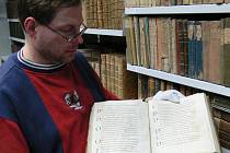 Knihovník zámku v Kroměříži Cyril Měsíc drží v rukou nejvzácnější knihu tamní knihovny Sakramentář kroměřížský.