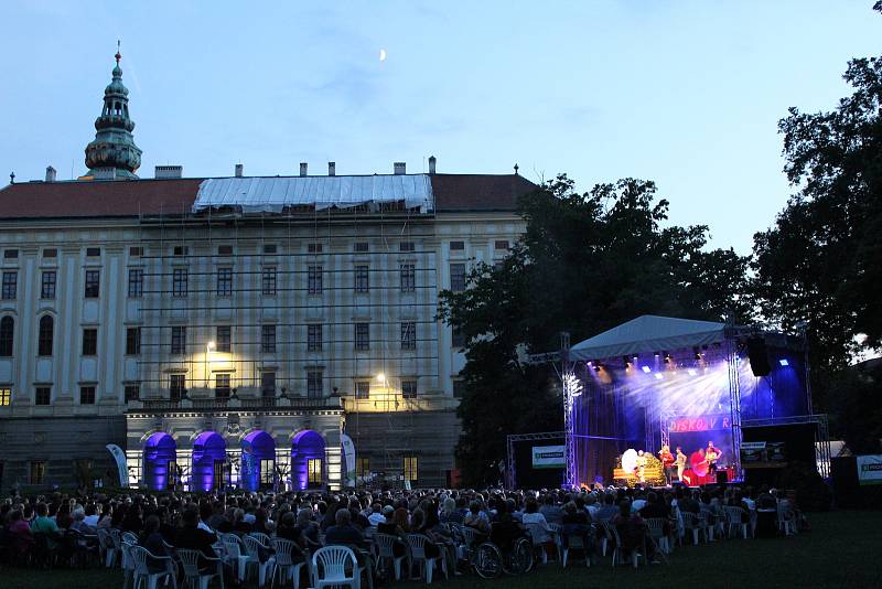 Podzámecká zahrada  posloužila jako kulisa při dalším hudebním vystoupení z cyklu Kultura pod hvězdami.