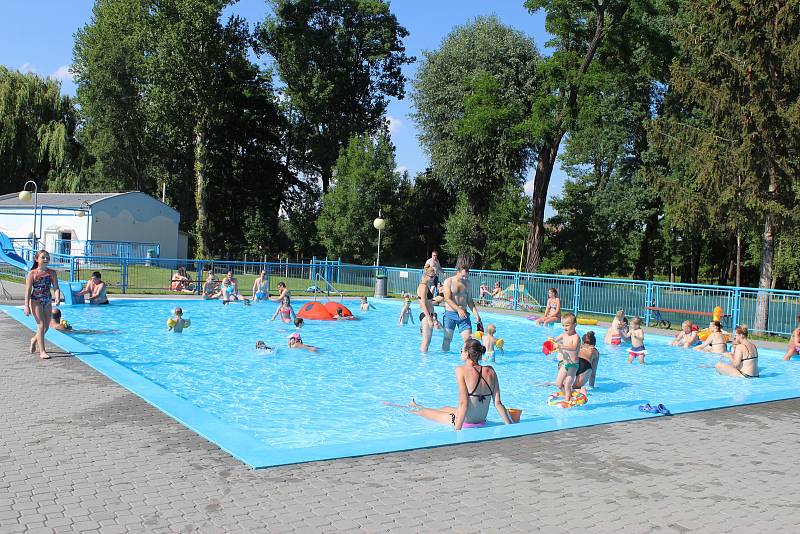 Přestože začátku sezony počasí úplně nepřálo, v úterý i ve středu se na hulínské koupaliště přišlo svlažit asi sedm stovek návštěvníků.