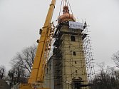 Osmnácti tunový kolos ve formě nově opravené věže se v pátek 23. listopadu vrátil na své původní místo. Uvnitř věže je také schováno poselství pro budoucí generace o životě lidí dnešních dnů v Morkovicích.