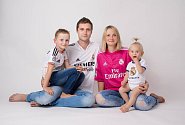 Útočník Bystřice pod Hostýnem David Krajcar s manželkou a dětmi v dresu Realu Madrid.
